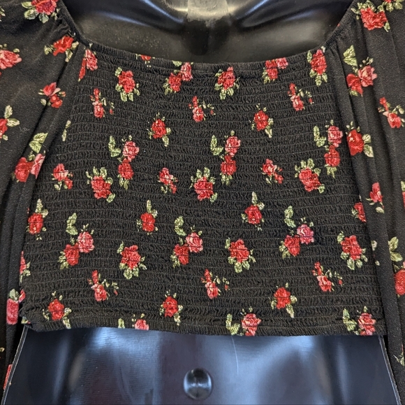 Wild Fable Black & Rose Floral Long-Sleeve Crop Top Blouse with Ruched Front - Picture 5 of 9